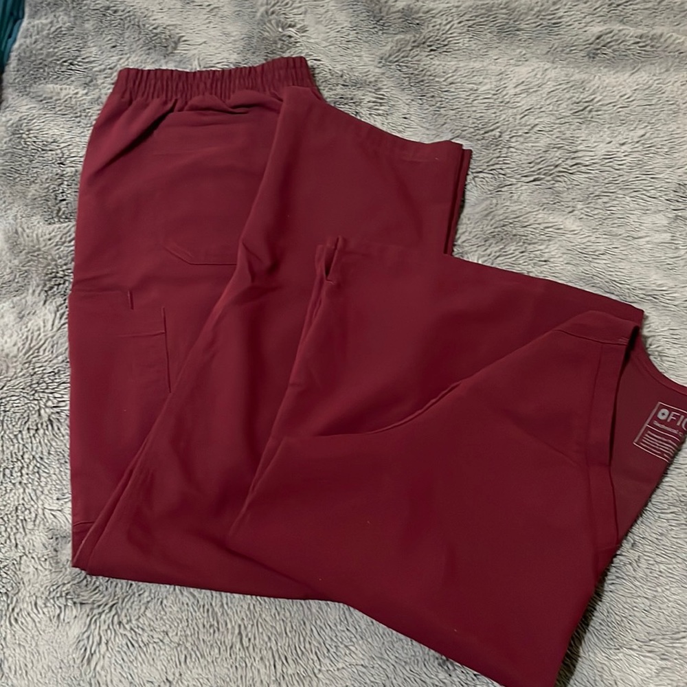 Figs Burgundy scrub SET